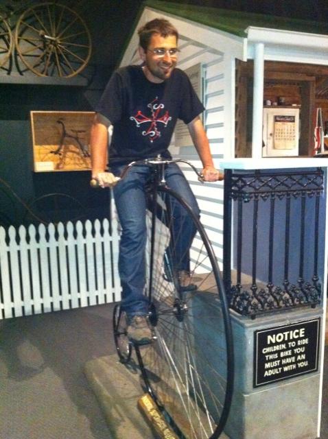 29 November 2010 à 14h37 - Alex a trouvé un nouveau vélo ! (Musée du Canterbury à Christchurch)